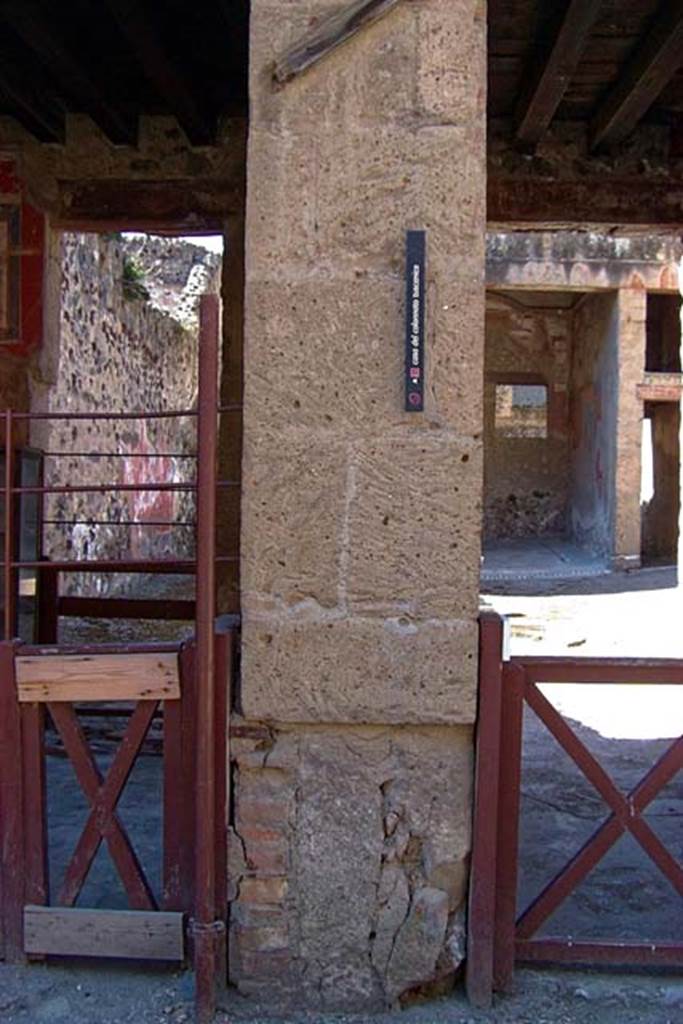 VI.16, on left and VI.17, on right, Herculaneum. July 2003.
Pilaster between the two doorways. Photo courtesy of Nicolas Monteix.